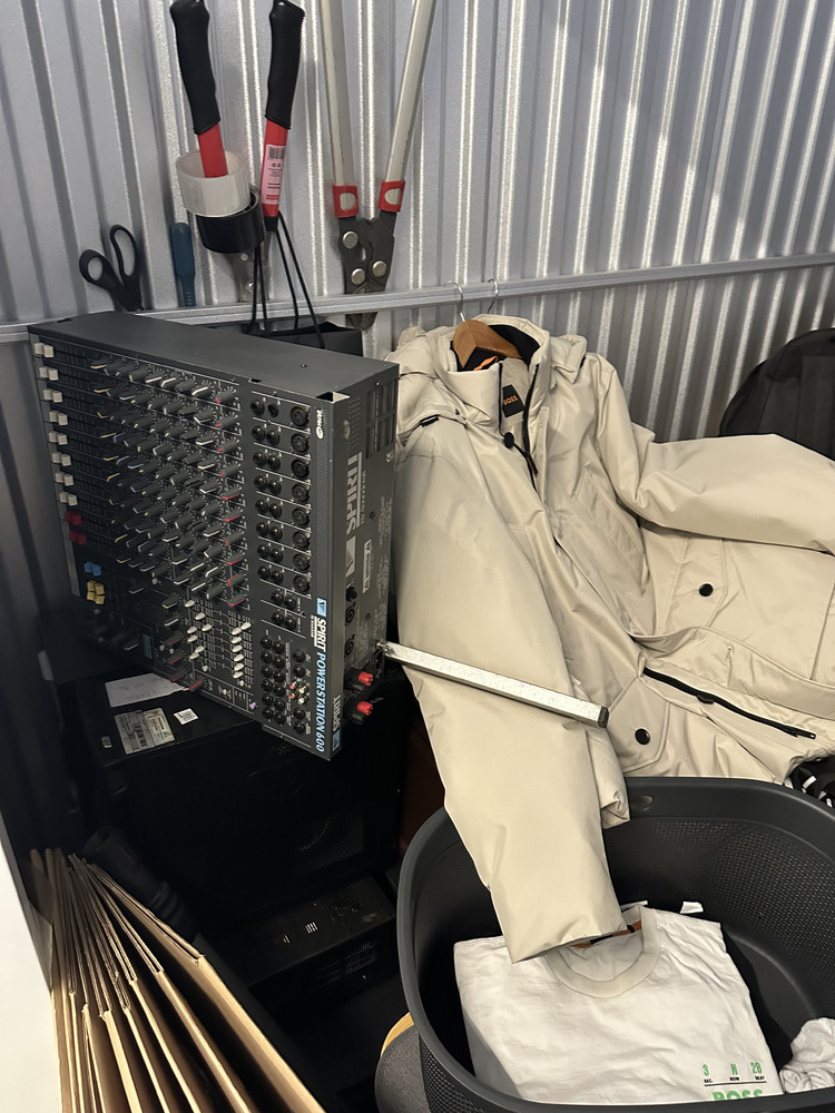 Loads Tilburg Self storage unit auction IB-7652