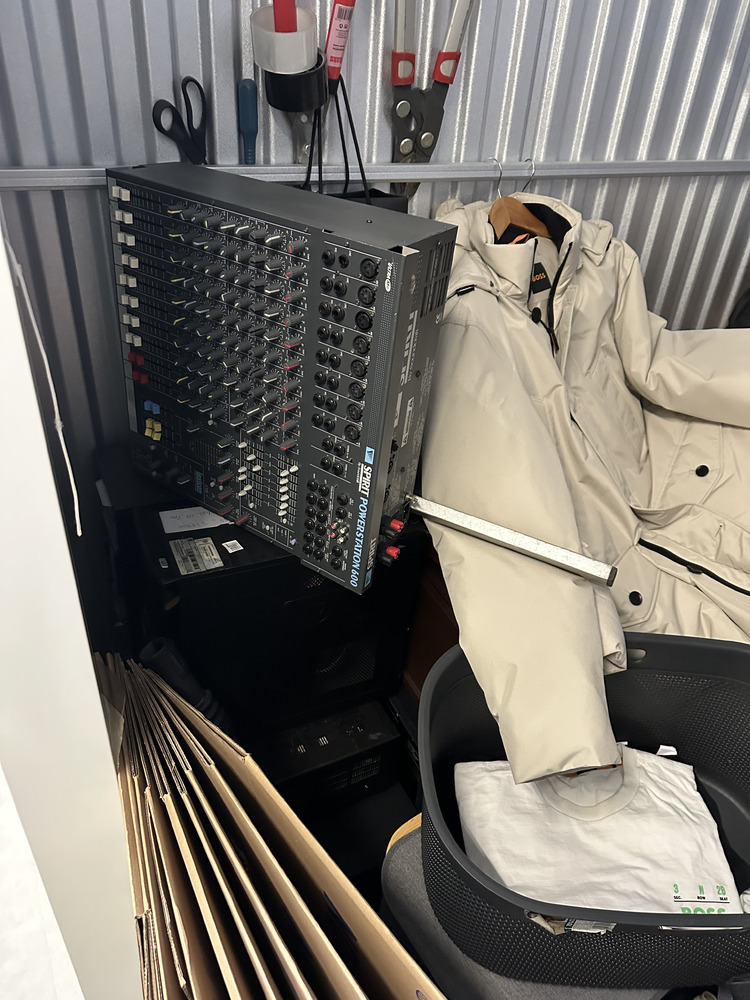 Loads Tilburg storage facility unit auction IB-7652