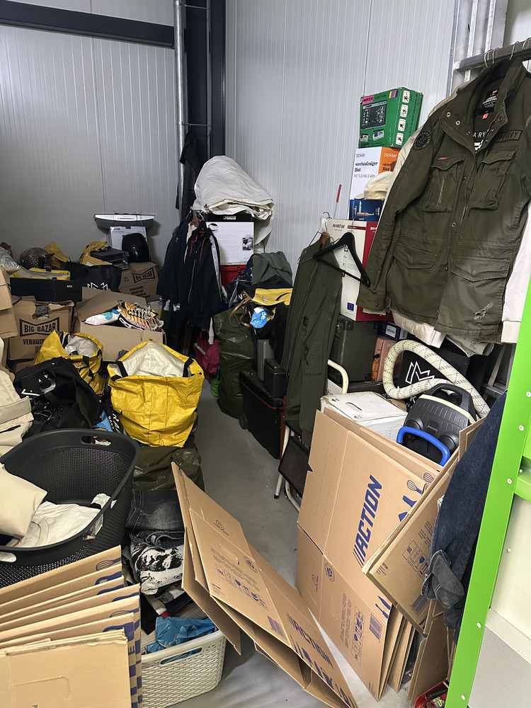 Loads Tilburg Storage auction IB-7652 10