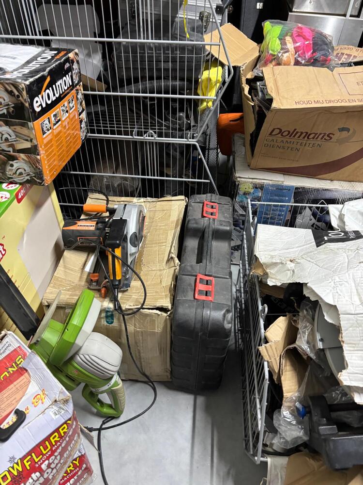 Loads Tilburg Self storage auction IB-4424 24