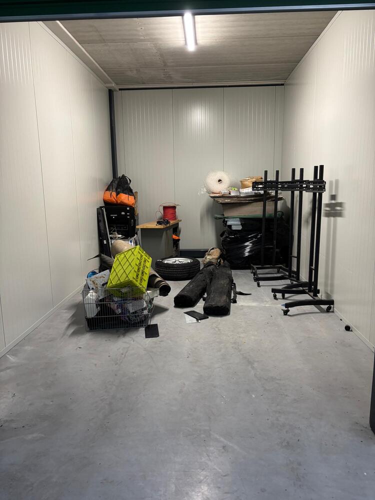 Loads Tilburg Self storage unit auction IB-5363