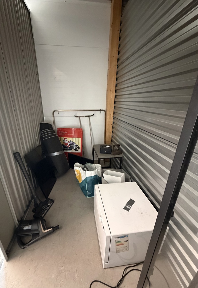 Göteborg Backaplan Storage Unit auction IB-8555