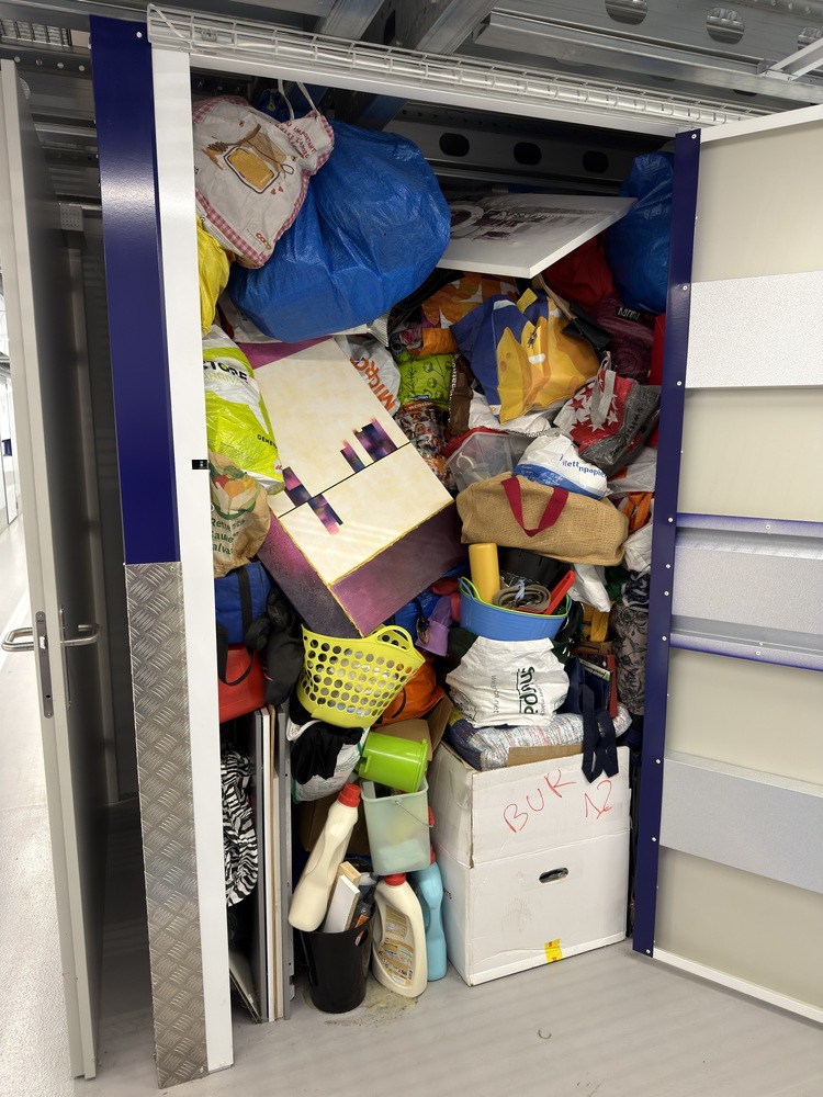Stockeet Self storage unit auction IB-6835